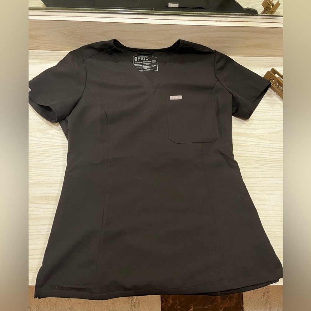 Women’s Figs scrub top